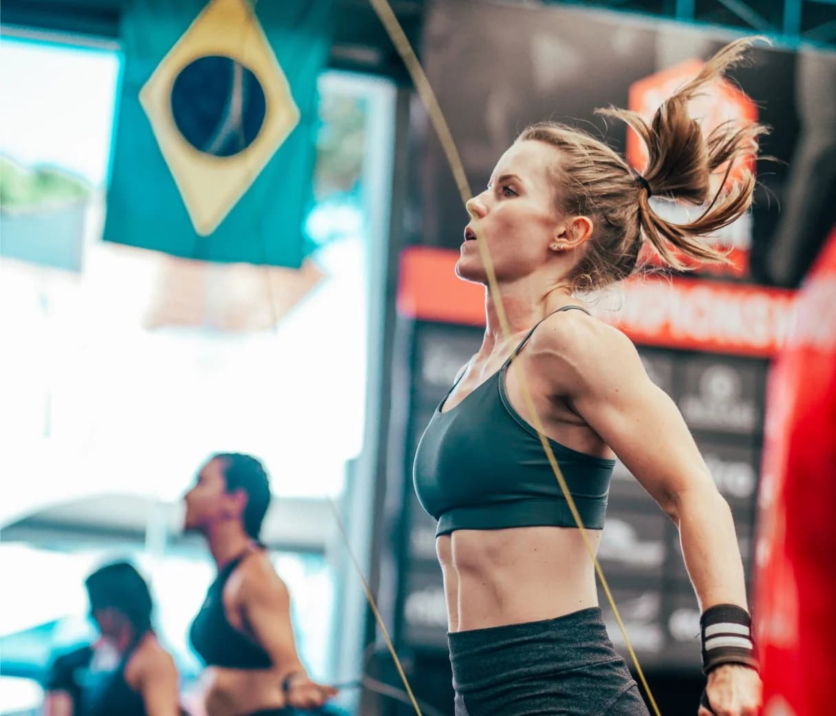 Mulher praticando crossfit